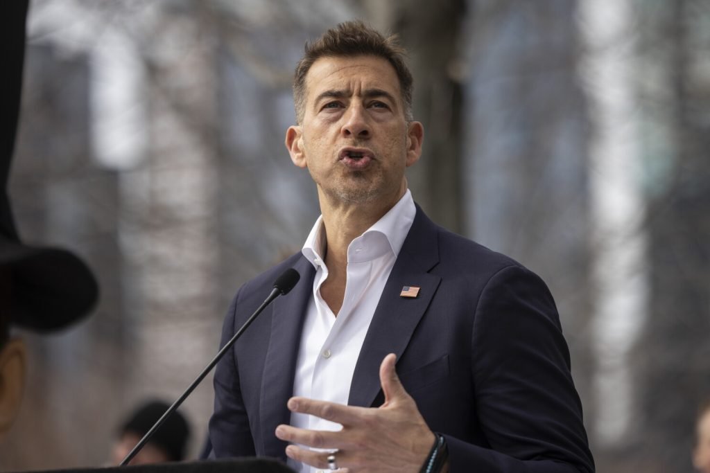 Giannoulias Enters Chicago Mayor Race, Challenges Johnson
