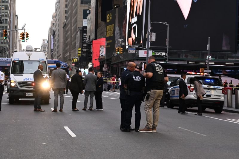 Woman stabs 2 in Times Square, killed by police