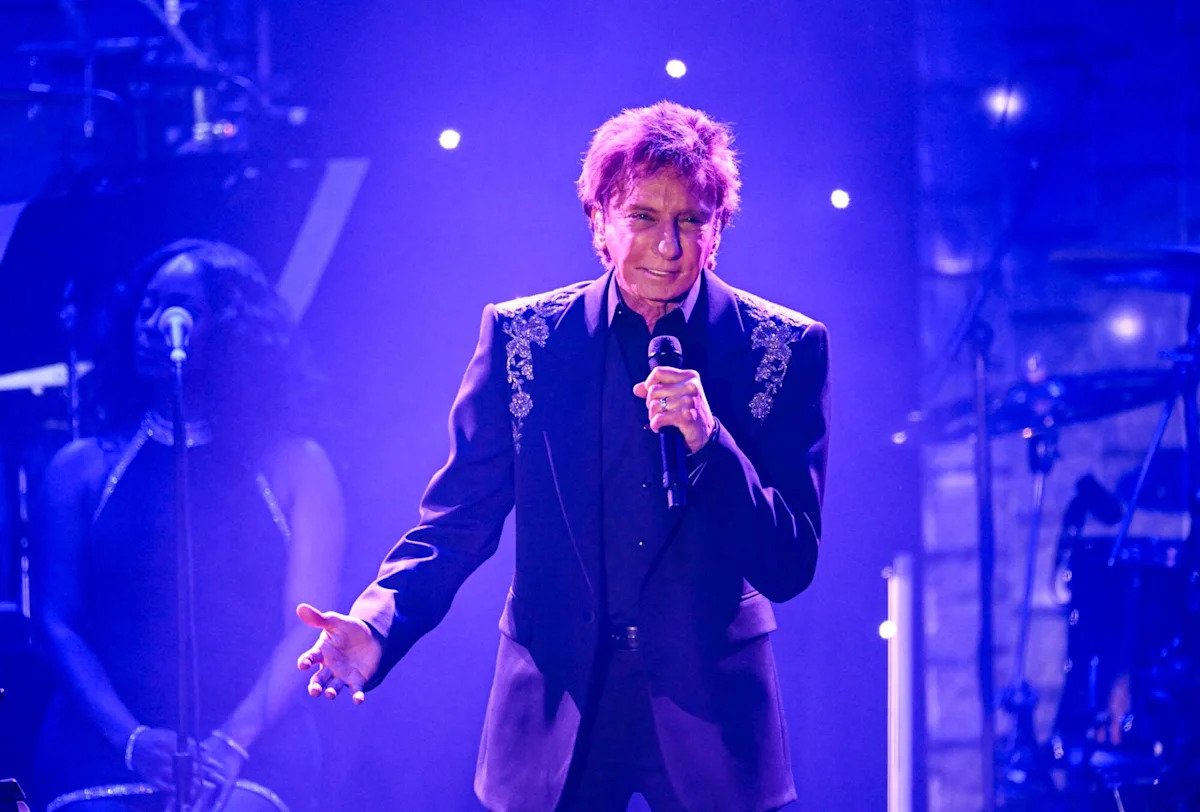 Barry Manilow Walks Off Stage, Cancels Vegas Shows Due to Bronchitis