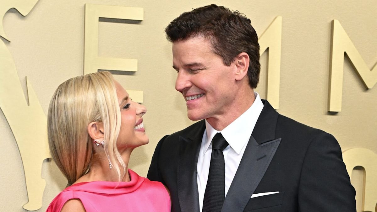 Sarah Michelle Gellar Claps Back at Photographers Asking Her to Kiss ‘Buffy’ Costar David Boreanaz on Emmys Carpet