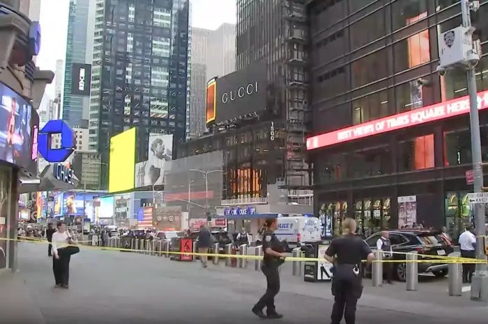 Woman kills 1, stabs another in Times Square before police shoot her