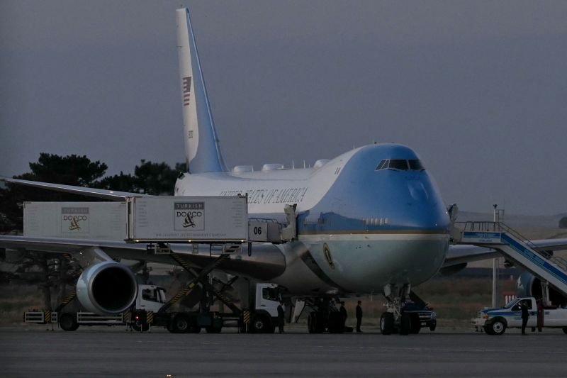 Trump’s Secret Plane Switch Sparks Press Safety Talks
