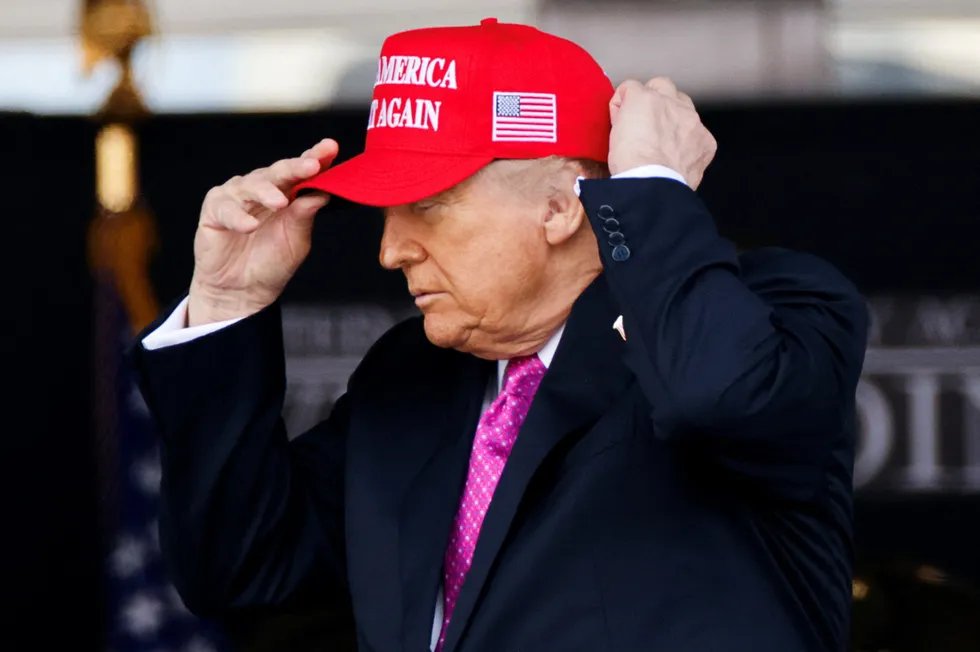 Trump Pushes Tariffs as White House Insiders Fear GOP Damage