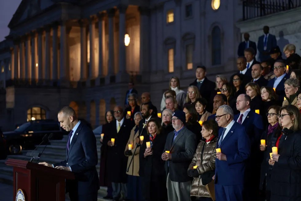 Democrats Face Midterm Fight as Voters Shun Party