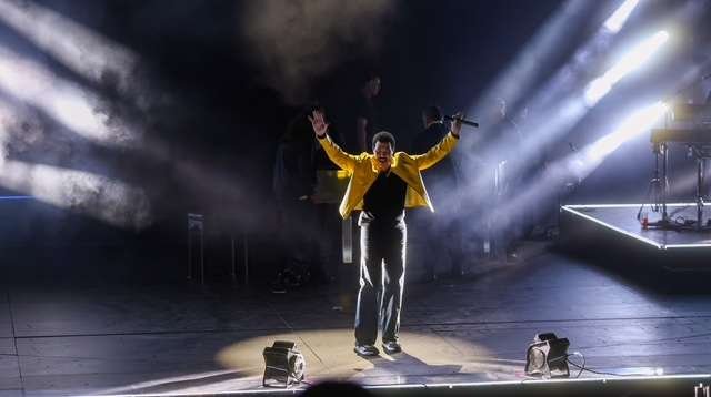 Lionel Richie Connects with Fans Amid Health Challenges in St. Louis Show