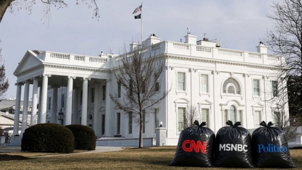 Trump taunts CNN, MSNBC and Politico with White House and trash bags image