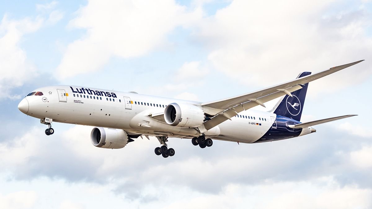 Jumbo jet inches from disaster and dramatically aborts landing at major airport