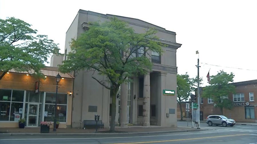 Man arrested after robbing Kenmore bank Monday