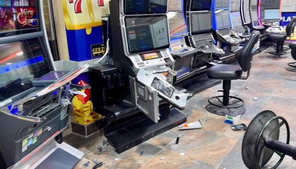 6 Masked Robbers Hit Lake County Gas Station