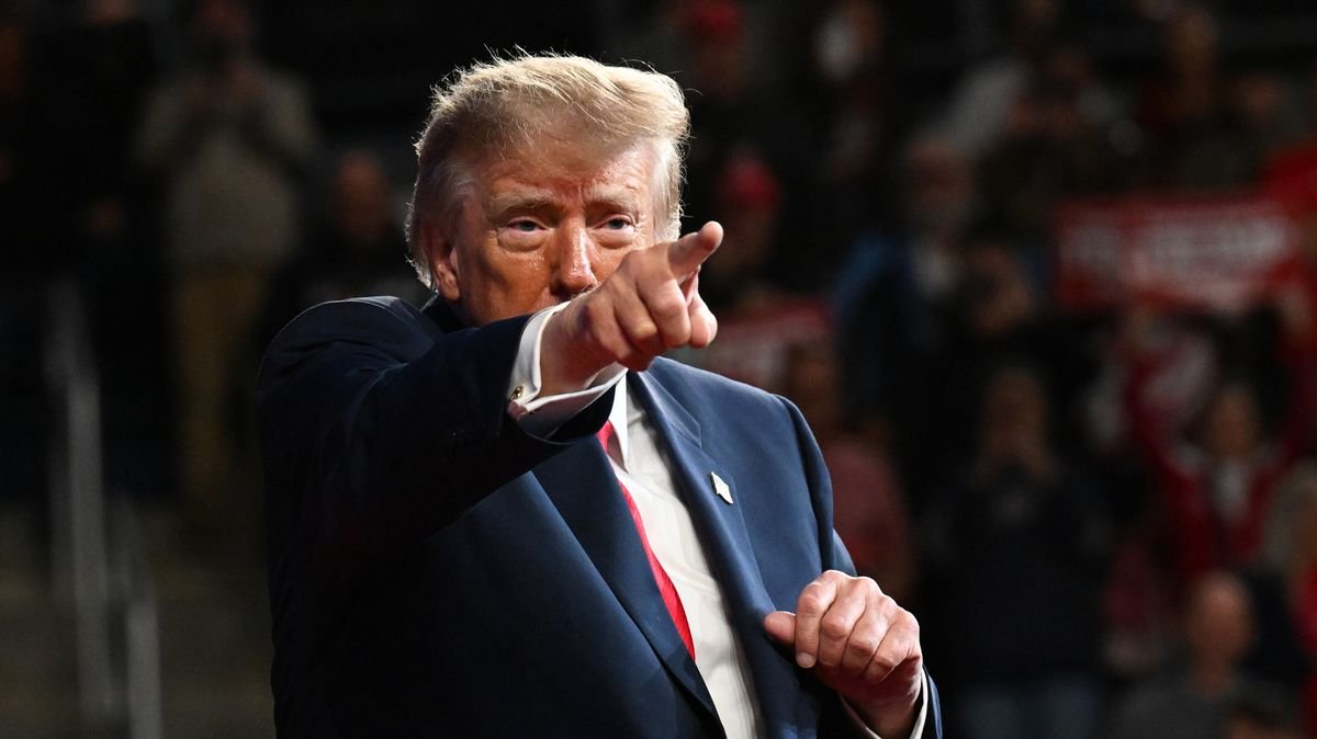 Donald Trump brutally mocked for wanting to 'rename major ocean after himself'