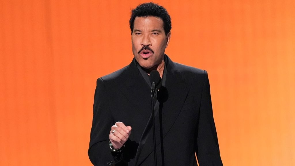 Lionel Richie, 77, Battles Dehydration After Concert Performance