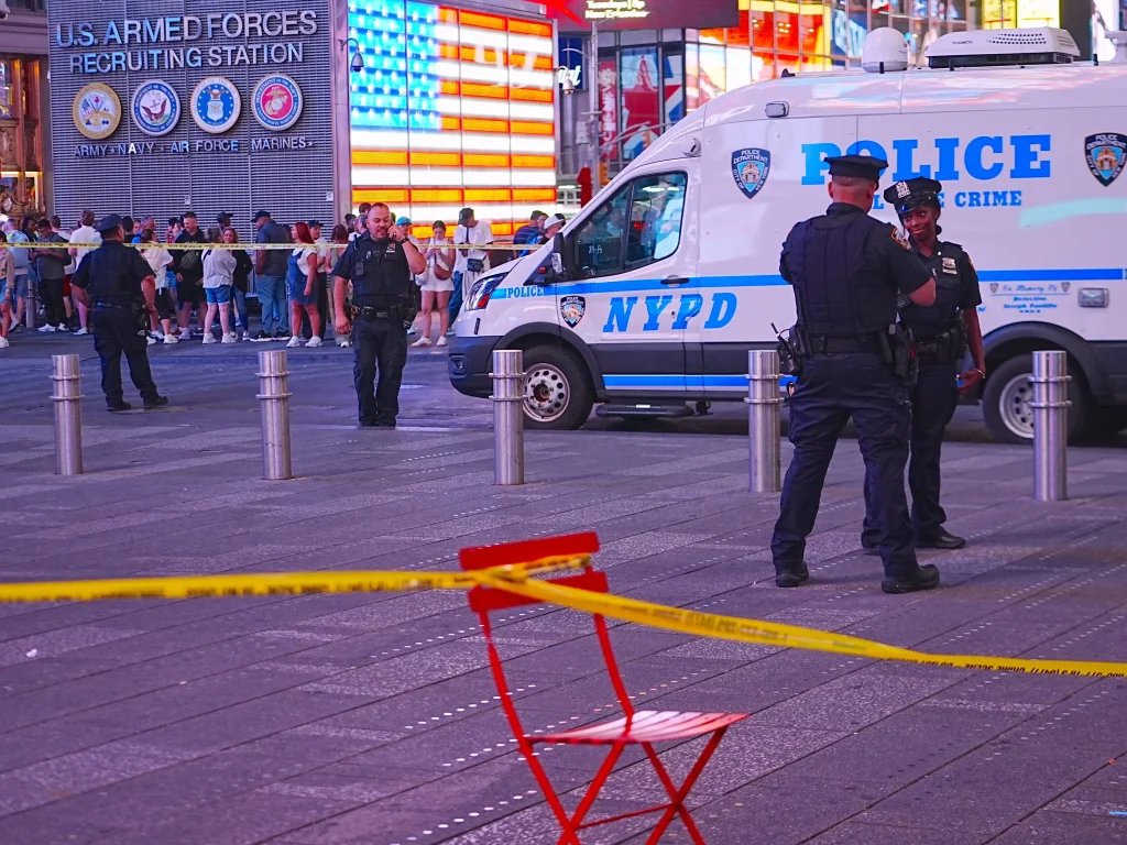 Woman with 2 knives kills Bank of America VP in Times Square