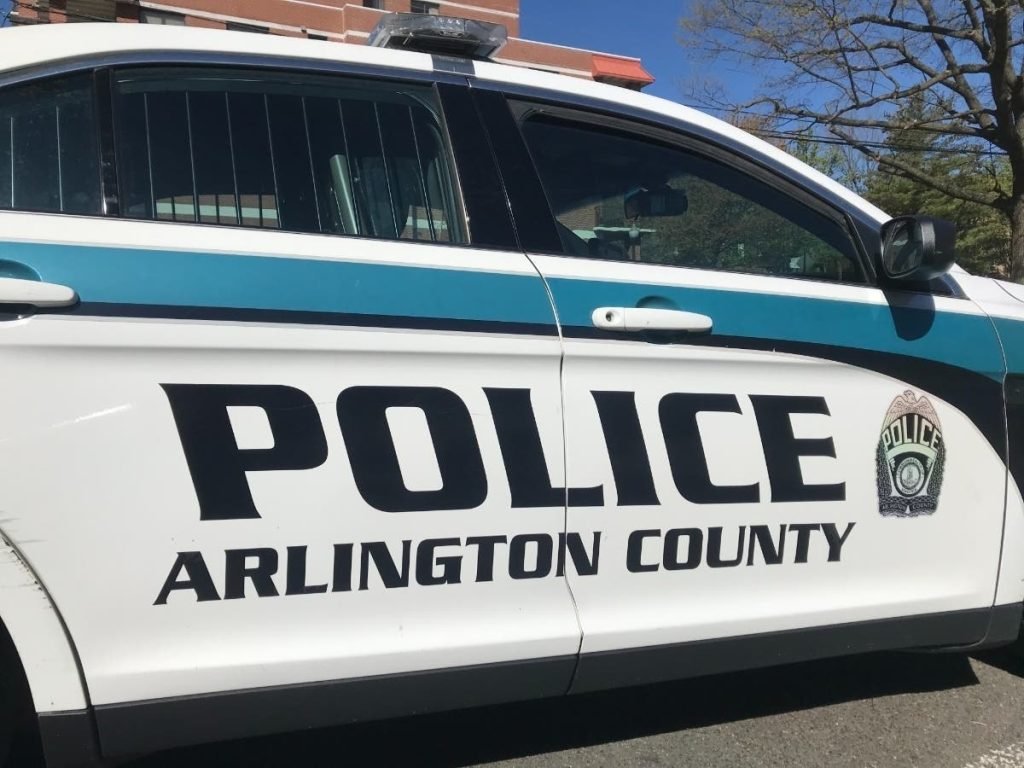 Man strikes Arlington officer after entering banned business