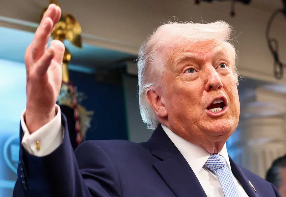 Trump Reposts Post Calling Warren “Incredibly Smart”