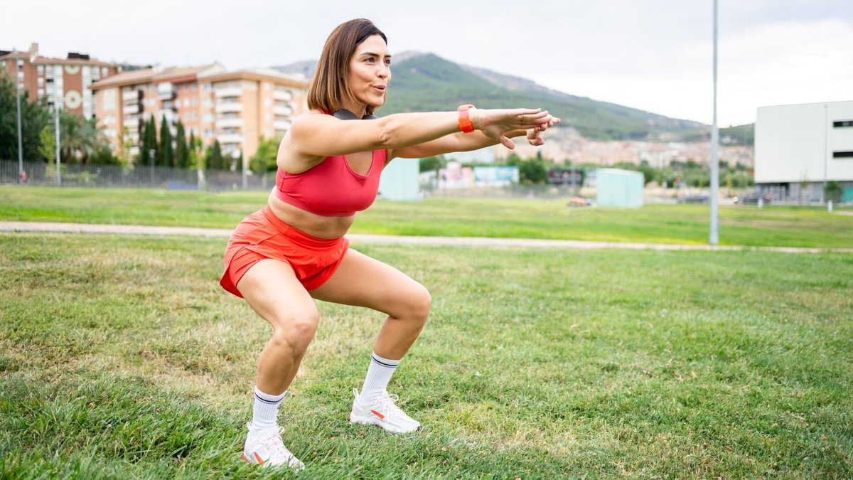 I asked a longevity expert for 3 daily bodyweight exercises that maintain muscle mass in your 40s — here's what they chose