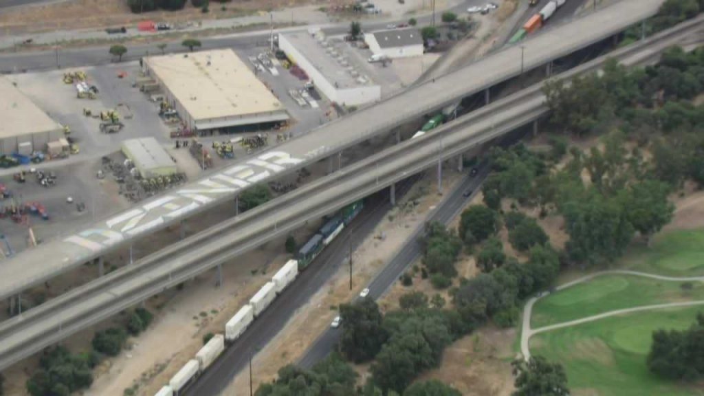 Train strikes 2 people in Sacramento, 1 dead