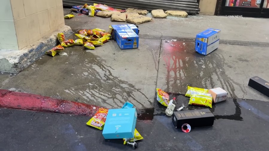 Mob ransacks L.A. supermarket at 4:30 a.m.