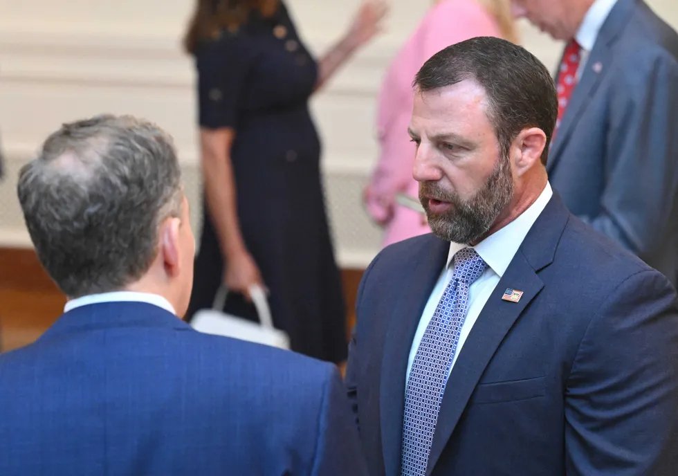 Trump Frustrated With DHS Chief Mullin Over Immigration (48ch)