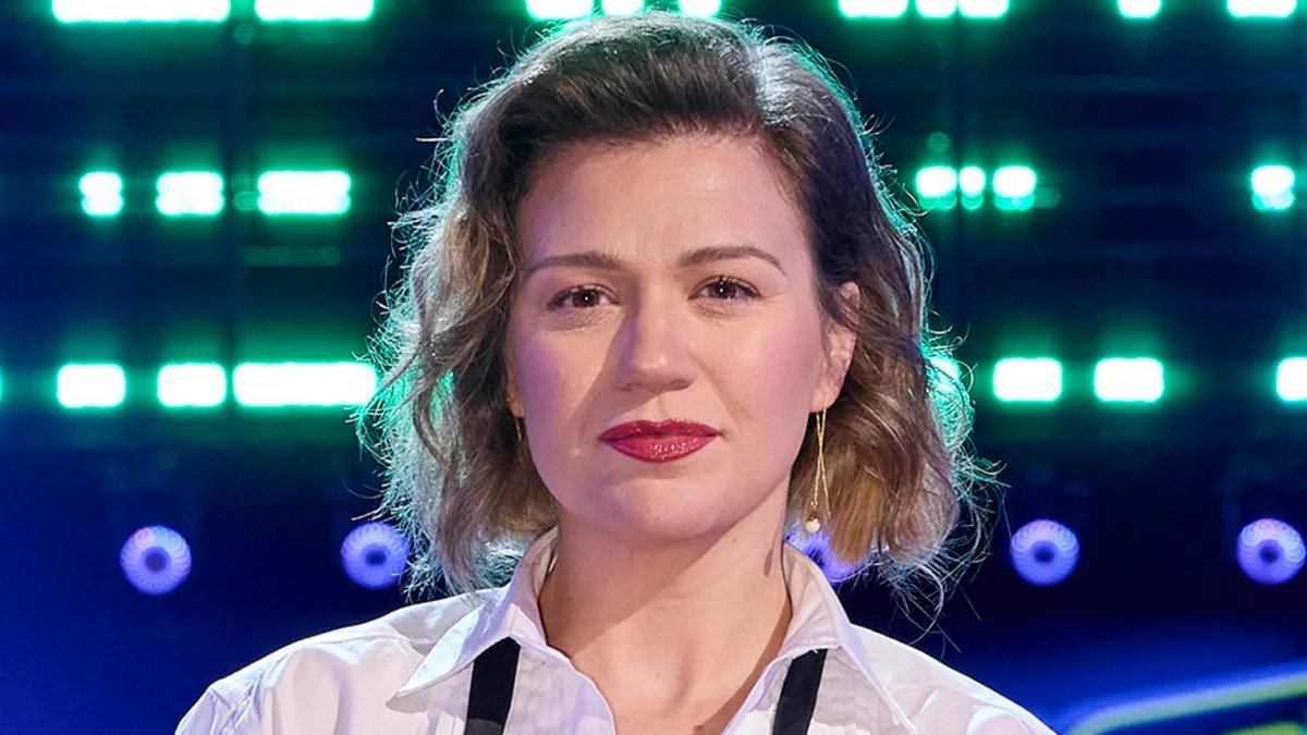 Report of Kelly Clarkson’s ‘Terrified’ Staff Resurfaces After Her Bird Drama as Sources Reveal the Real Reason She Canceled Her Show