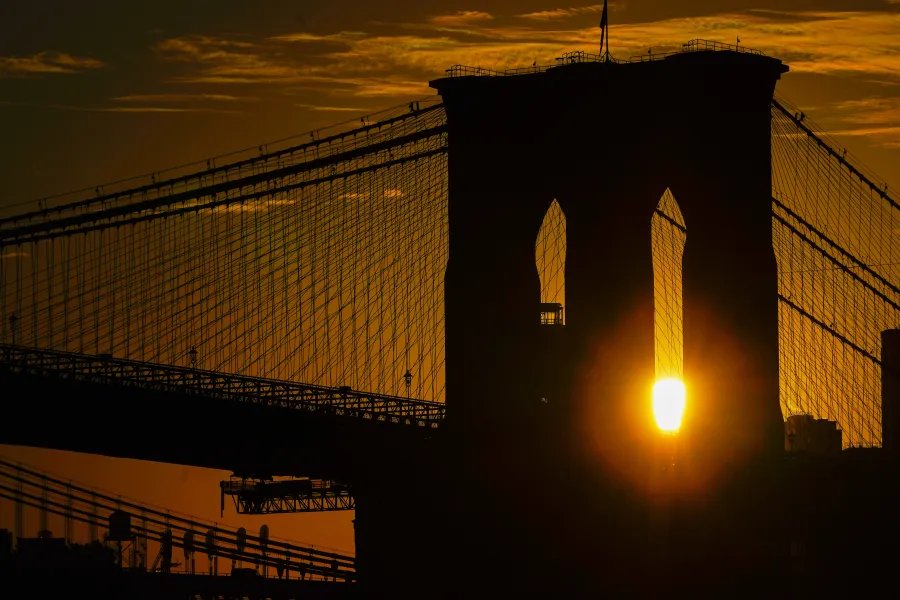 Man with knife shot on Brooklyn Bridge cables