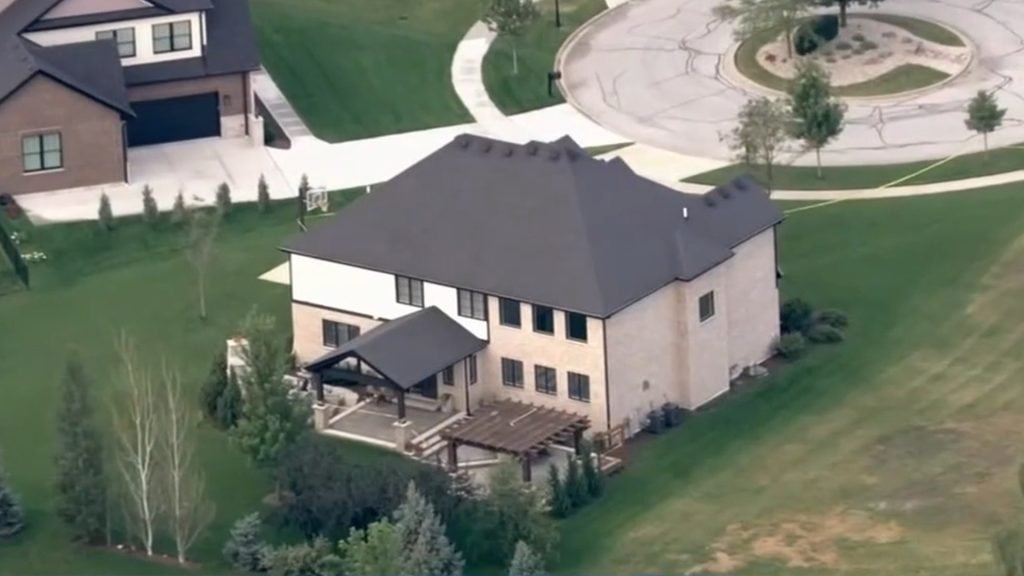 2-year-old found dead in Illinois mansion, mom hospitalized