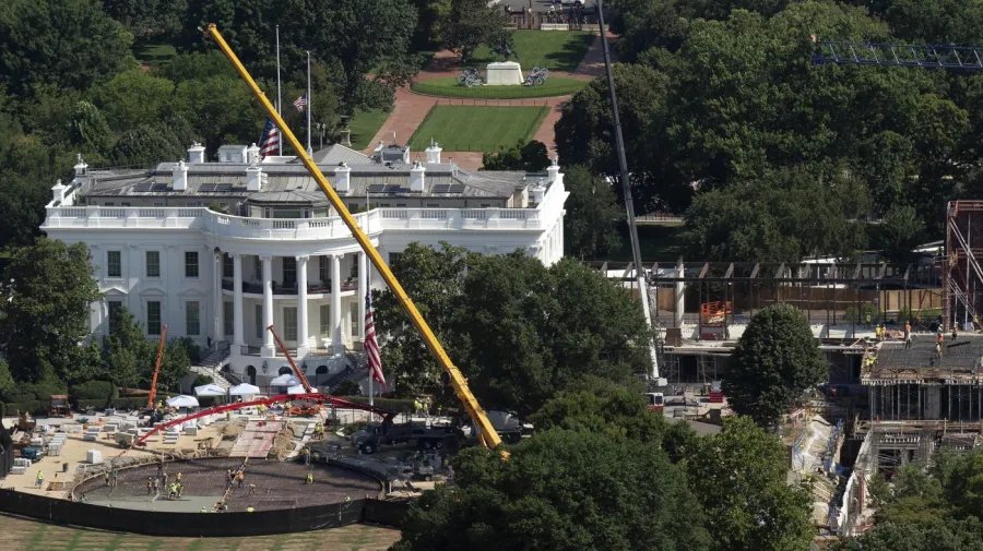 Trump Pushes Supreme Court to Unblock Ballroom Work