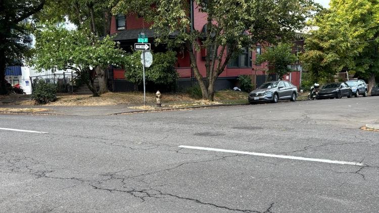 Man found dead on Portland sidewalk, suspect still missing