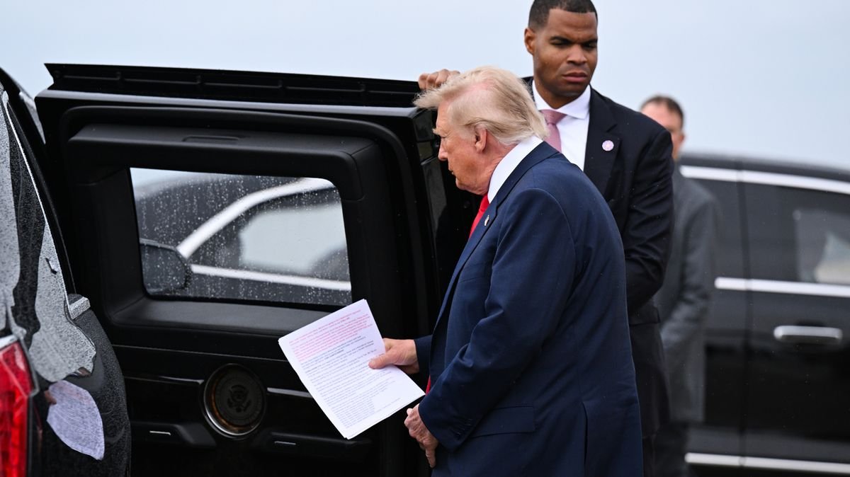 Trump's speech notes caught on camera and expose his ...