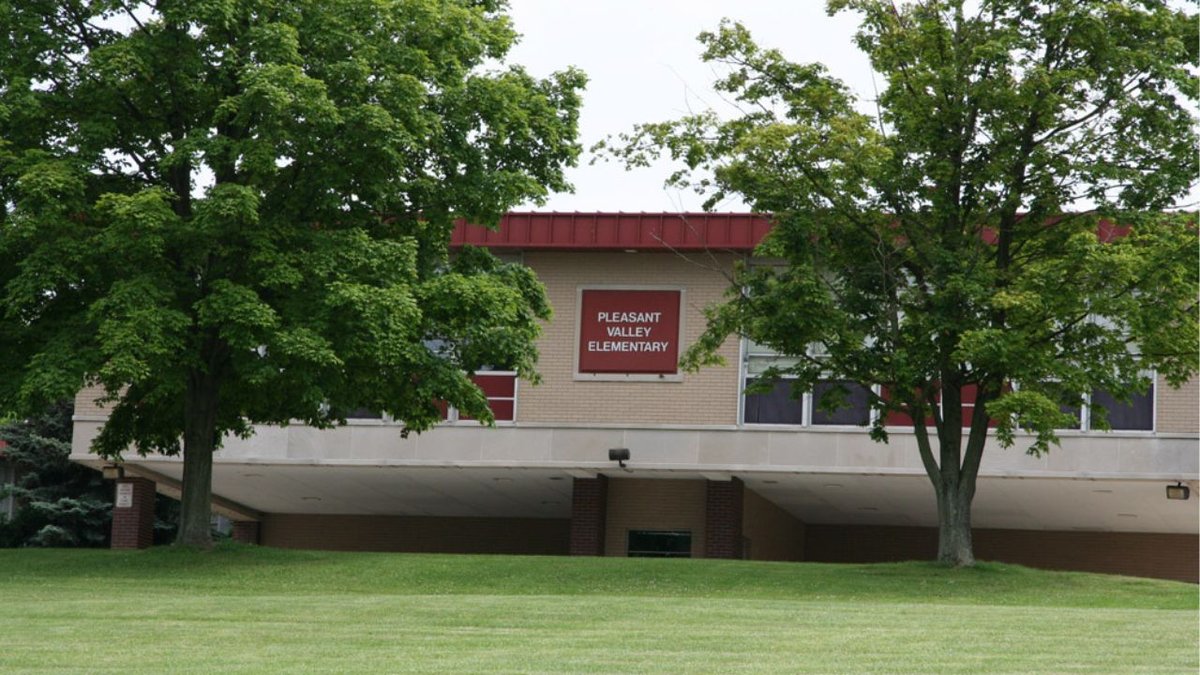 1st grade teacher left school to go to the liquor store, crashed car when she got back, then refused to leave classroom bathroom where she was found drunk: Police