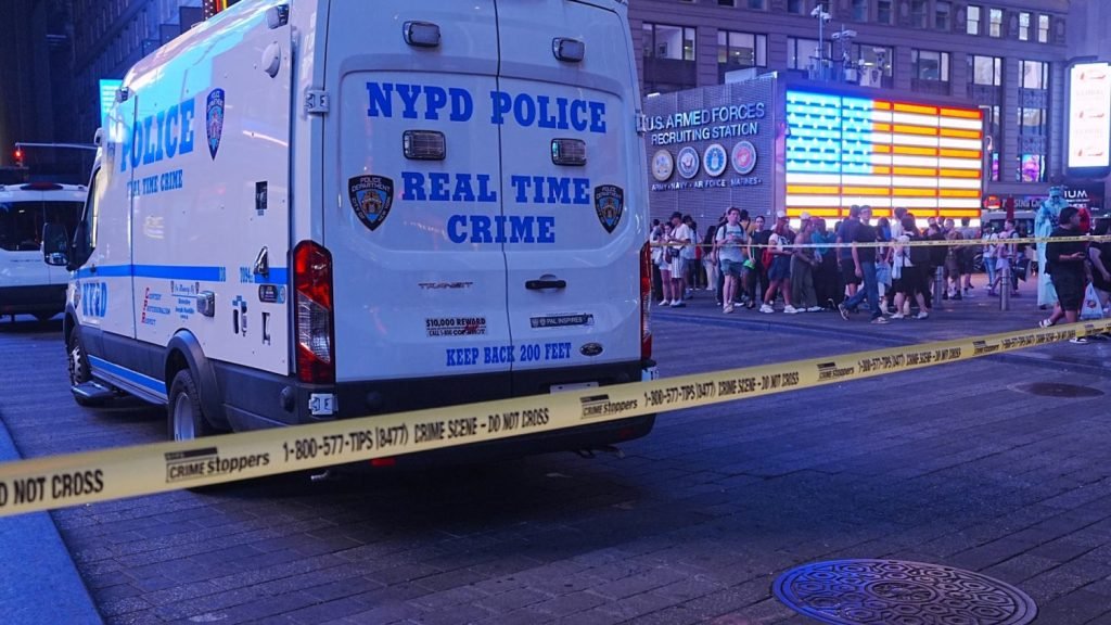 Bank exec stabbed in Times Square—suspect still at large