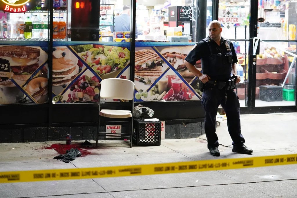 Man slashed in neck outside Midtown deli, suspect on run