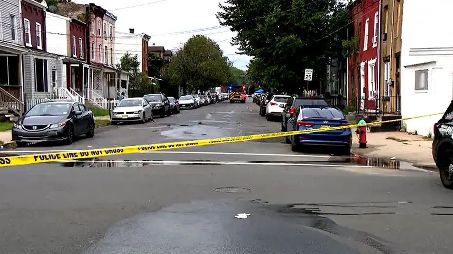 2 mass shootings 12 minutes apart leave 3 dead