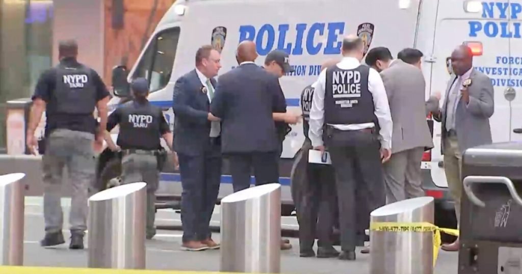 Woman fatally shot after stabbing 2 in Times Square