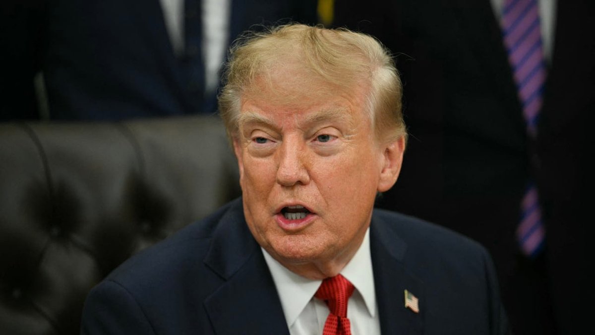 Trump's audio cuts out as US president announces new White House heliport