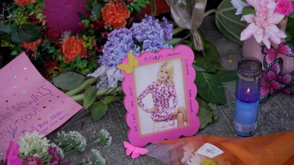 Dolly Parton Impersonator Stunned by CNN’s Tribute Mix-Up