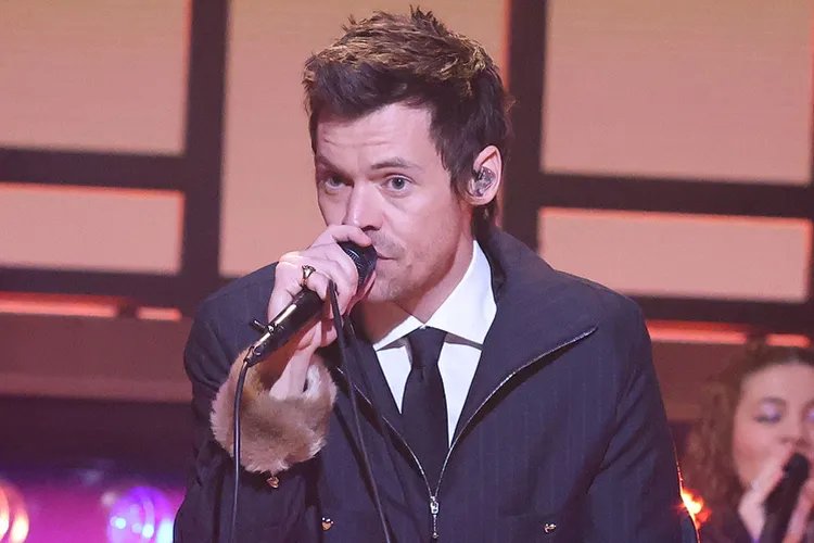 Harry Styles’ Onstage Collapse Leaves Fans Deeply Concerned
