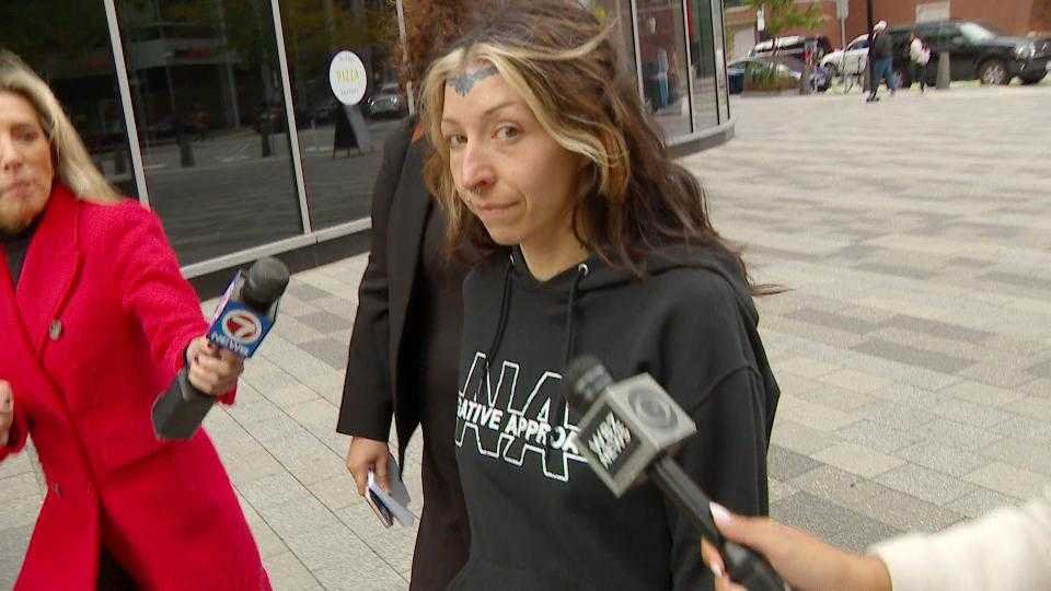 Mass. woman pleads guilty to threatening federal agents